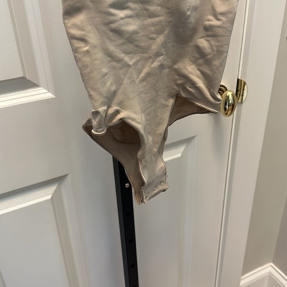 SKIMS SEAMLESS SCULPT BRIEF BODYSUIT in Clay NEW - Picture 8 of 15